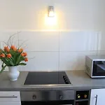 아파트 Nollendorf - 1 Separate Bedroom And 1 Living With Sofa Bed In Motzstrasse 베를린