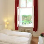 아파트 Nollendorf - 1 Separate Bedroom And 1 Living With Sofa Bed In Motzstrasse *