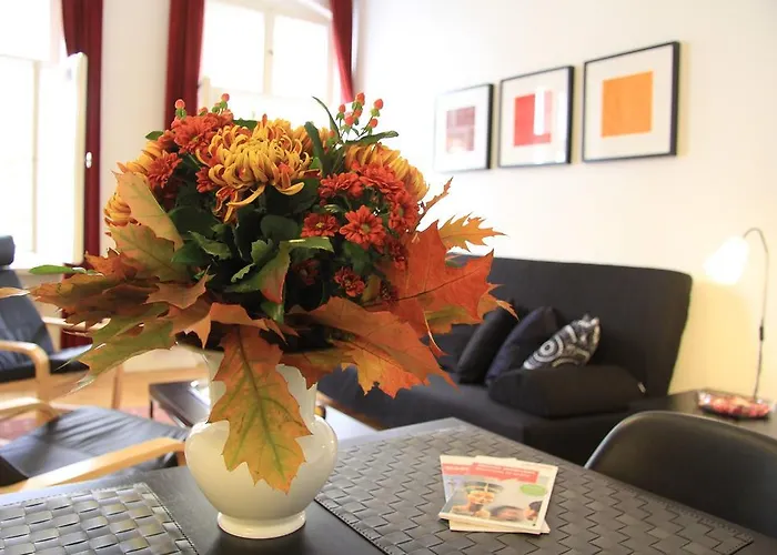 Appartement Nollendorf - 1 Separate Bedroom And 1 Living With Sofa Bed In Motzstrasse Berlijn