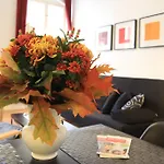 Appartement Nollendorf - 1 Separate Bedroom And 1 Living With Sofa Bed In Motzstrasse Berlin